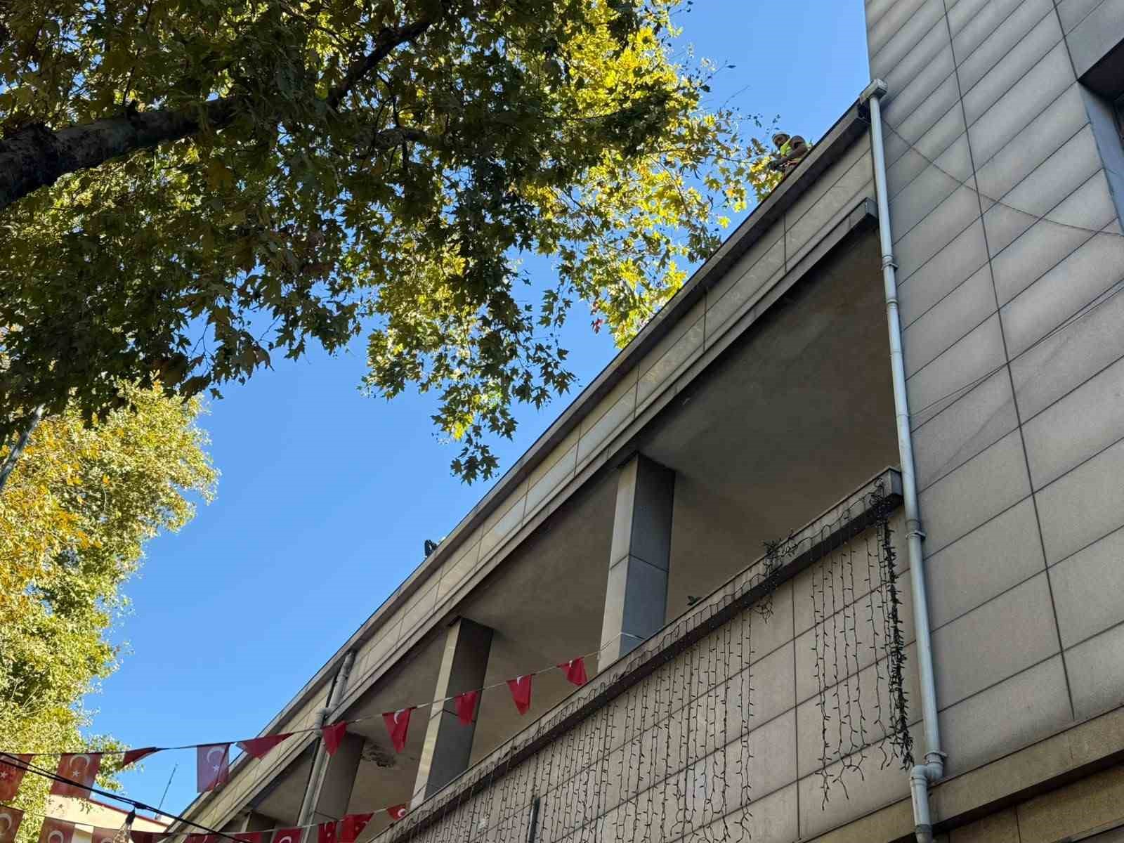 12 metre yükseklikteki çatıdan düşen işçi ağır yaralandı