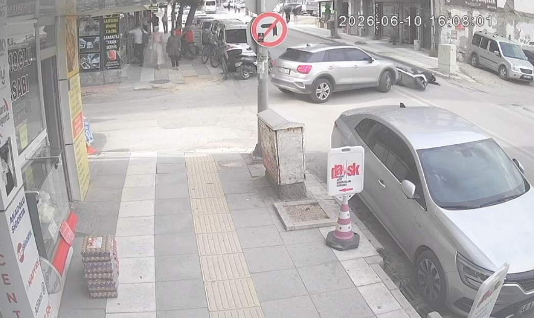 Kontrolsüzce yola çıkan otomobil kazaya neden oldu