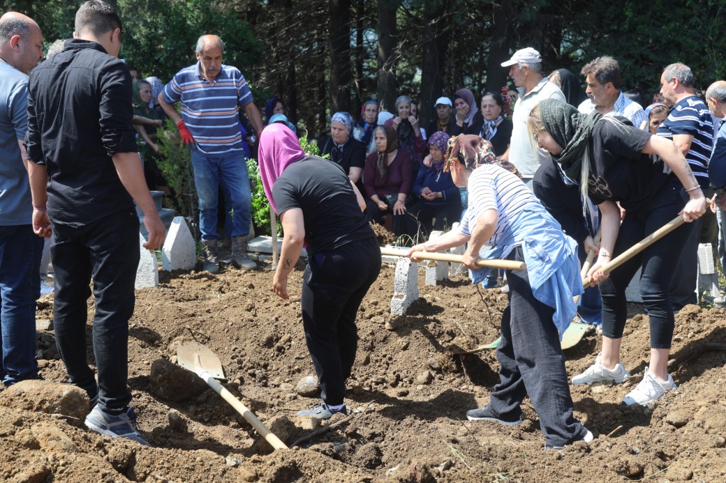 Hatay’da nişanlı dehşetinde öldürülen baba ve kız yan yana defnedildi