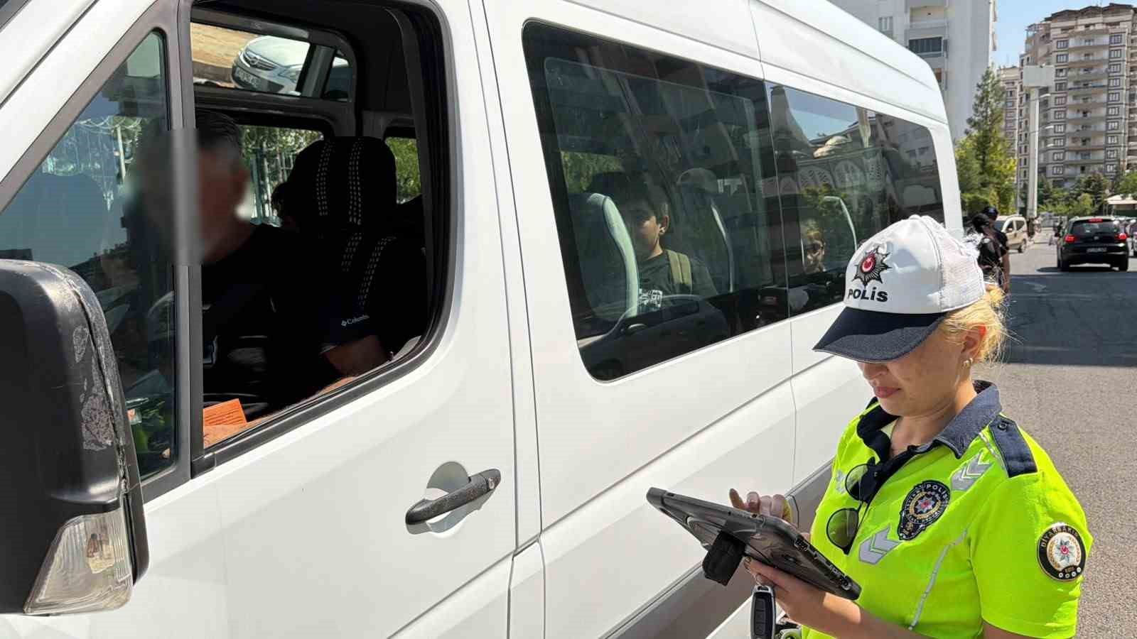 Diyarbakır’da yeni eğitim yılının ilk gününde okul çevrelerinde yoğun güvenlik denetimi