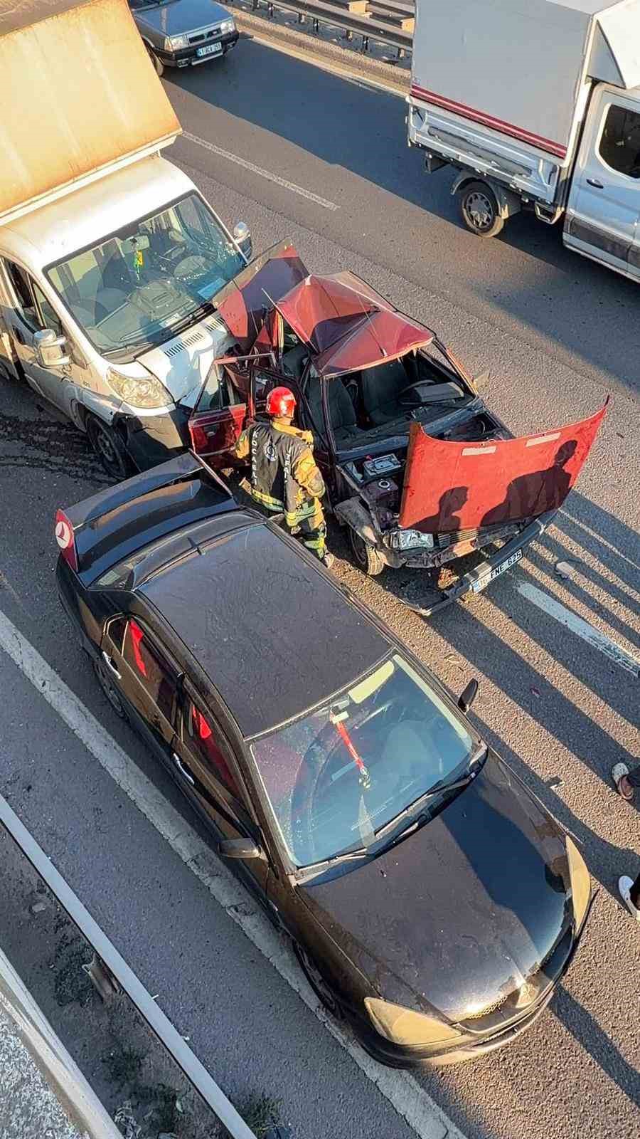 Kocaeli’de 3 araçlı zincirleme kaza: Sürücüler yara almadan kurtuldu