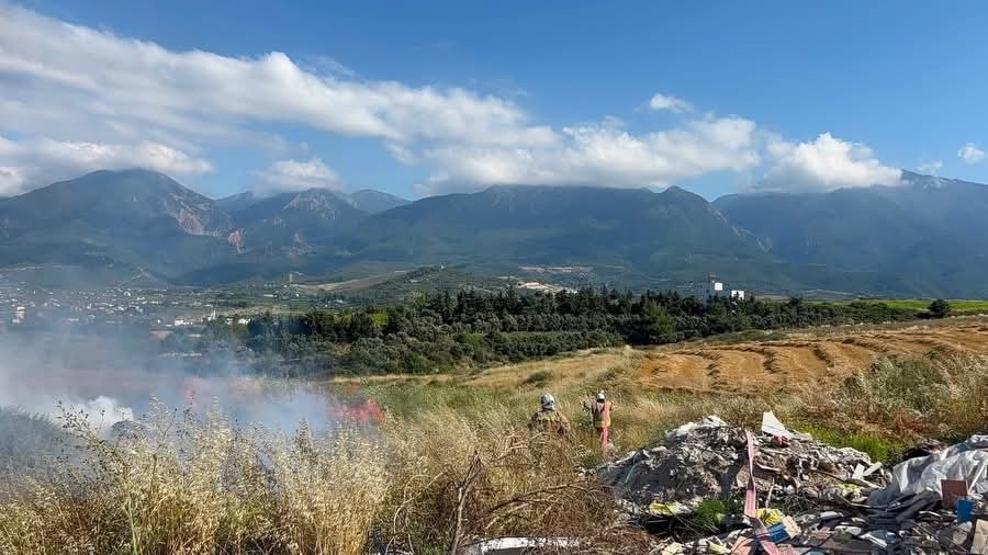 Hatay’da bahçe yangını itfaiye ekipleri tarafından söndürüldü