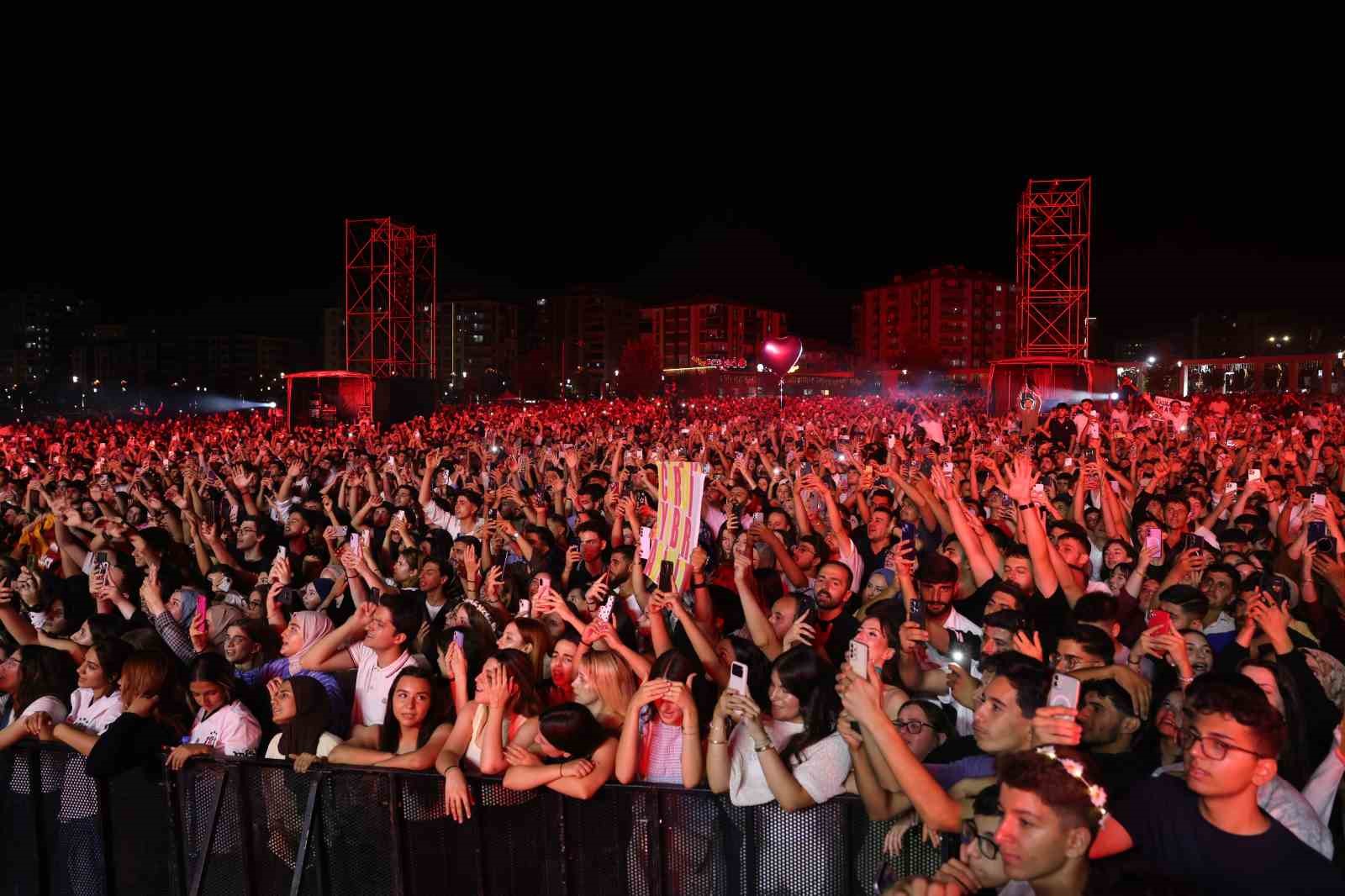 Simge, Malatya’da sevilen şarkılarıyla sahne aldı