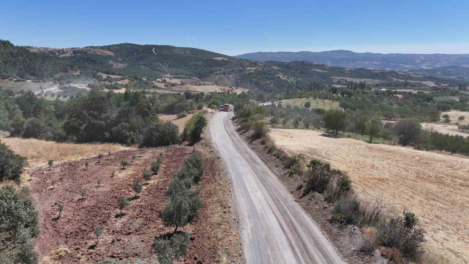 Manisa&rsquo;da 1999&rsquo;da a&ccedil;ılan yol 27 yıl sonra asfaltla buluştu
