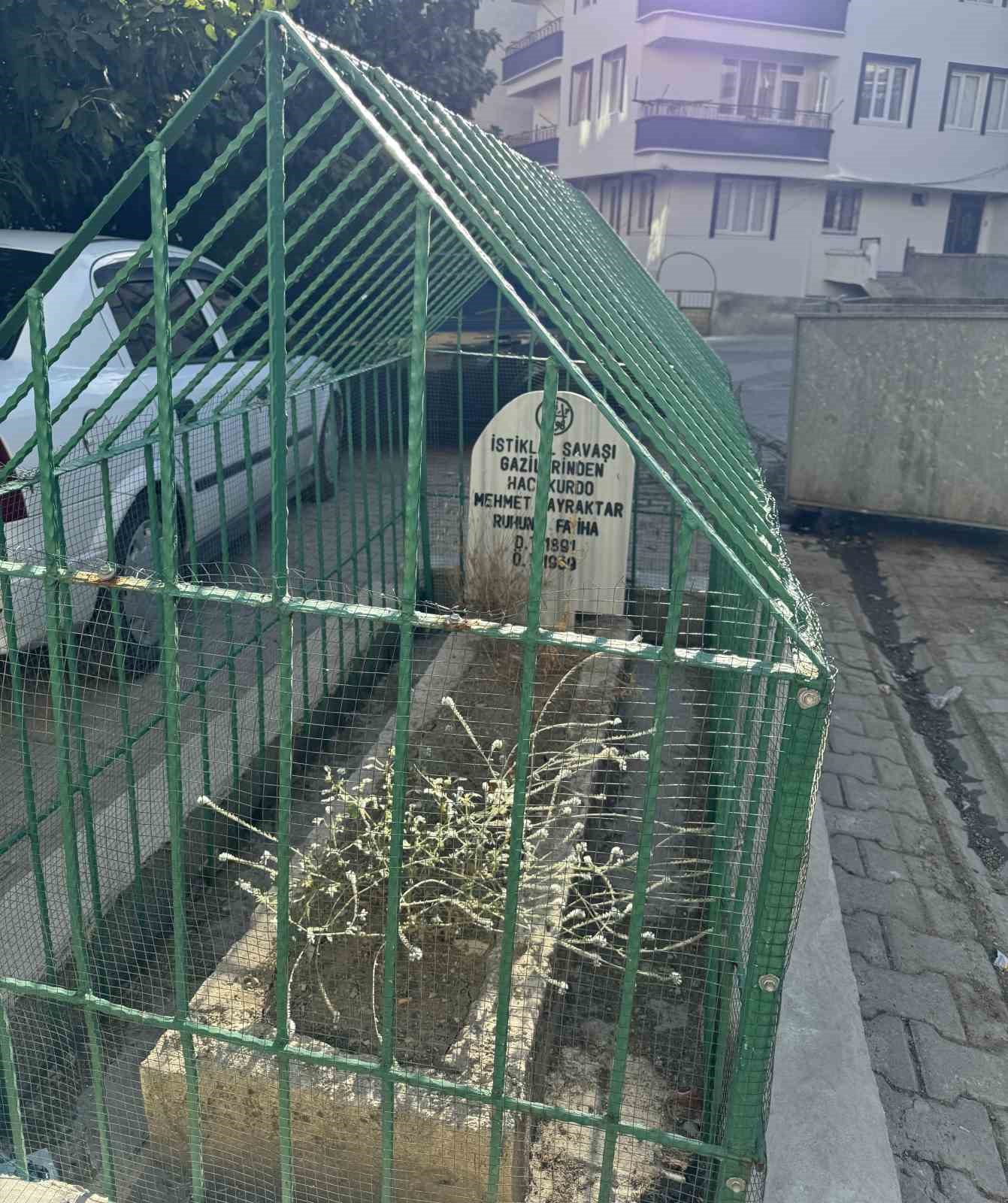 İstiklal Savaşı gazisinin mezarı yerleşim yerinin ortasında kaldı