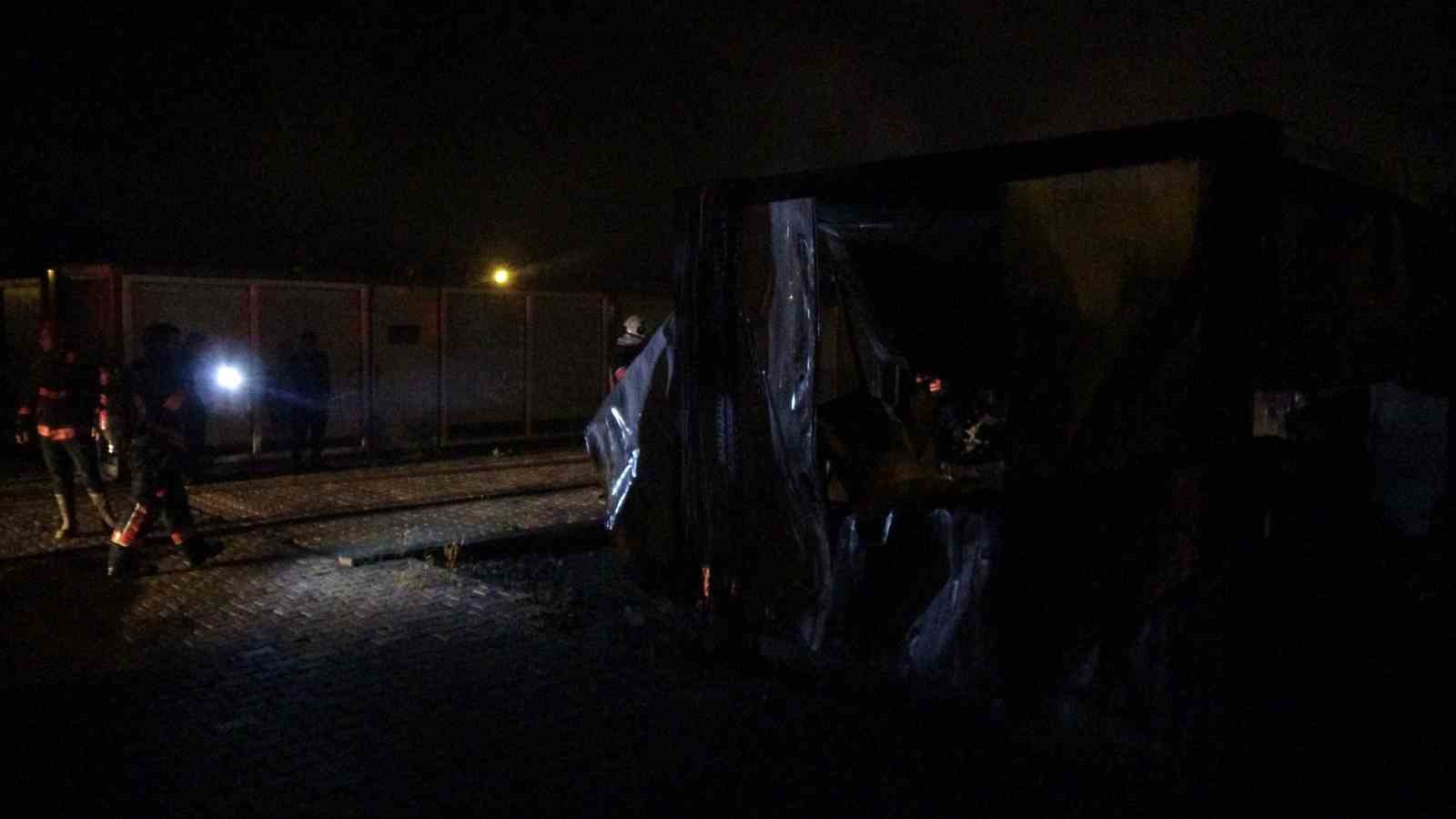 Malatya&rsquo;da korkutan yangın: Ofis olarak kullanılan konteynerler kullanılamaz hale geldi