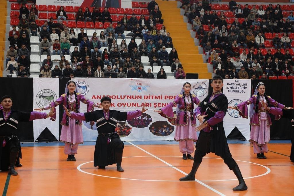 923 &ouml;ğrenci, 67 ekip, 50 okul: Kars&rsquo;ta Halk Oyunları Şenliği&rsquo;nde ter d&ouml;kt&uuml;