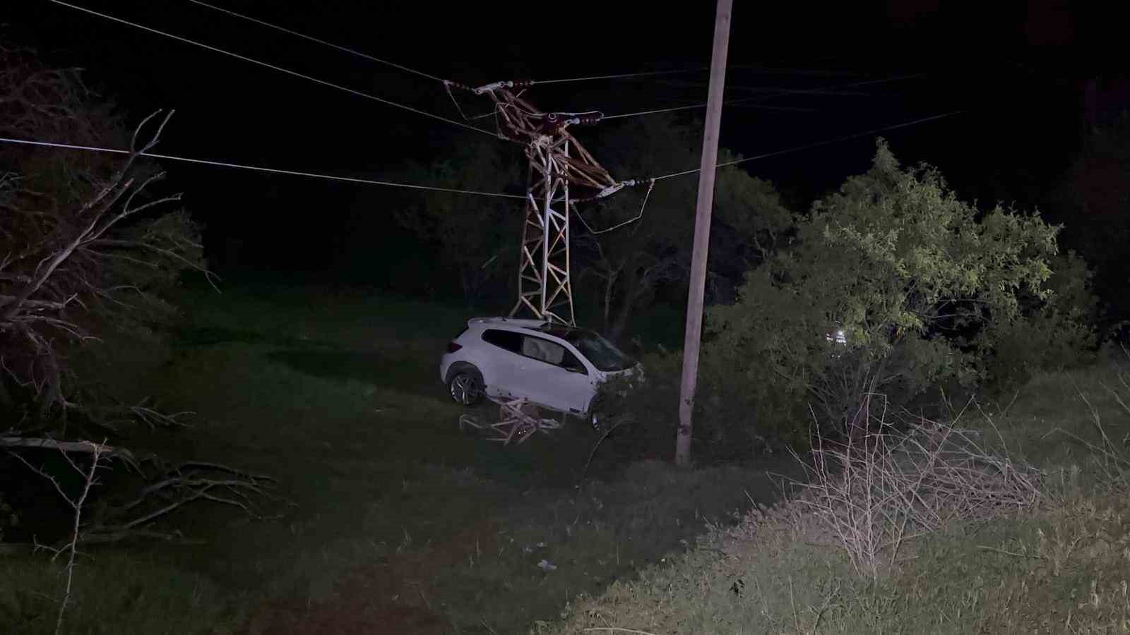 Elazığ&rsquo;da cip, y&uuml;ksek gerilim direğine &ccedil;arptı: 2 yaralı