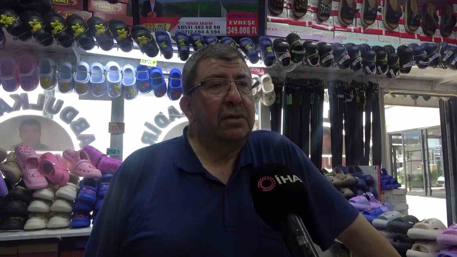 Depremde eşini kaybeden esnaf, müşterileri kendisini tanısın diye vesikalık fotoğrafını iş yerinin önüne astı
