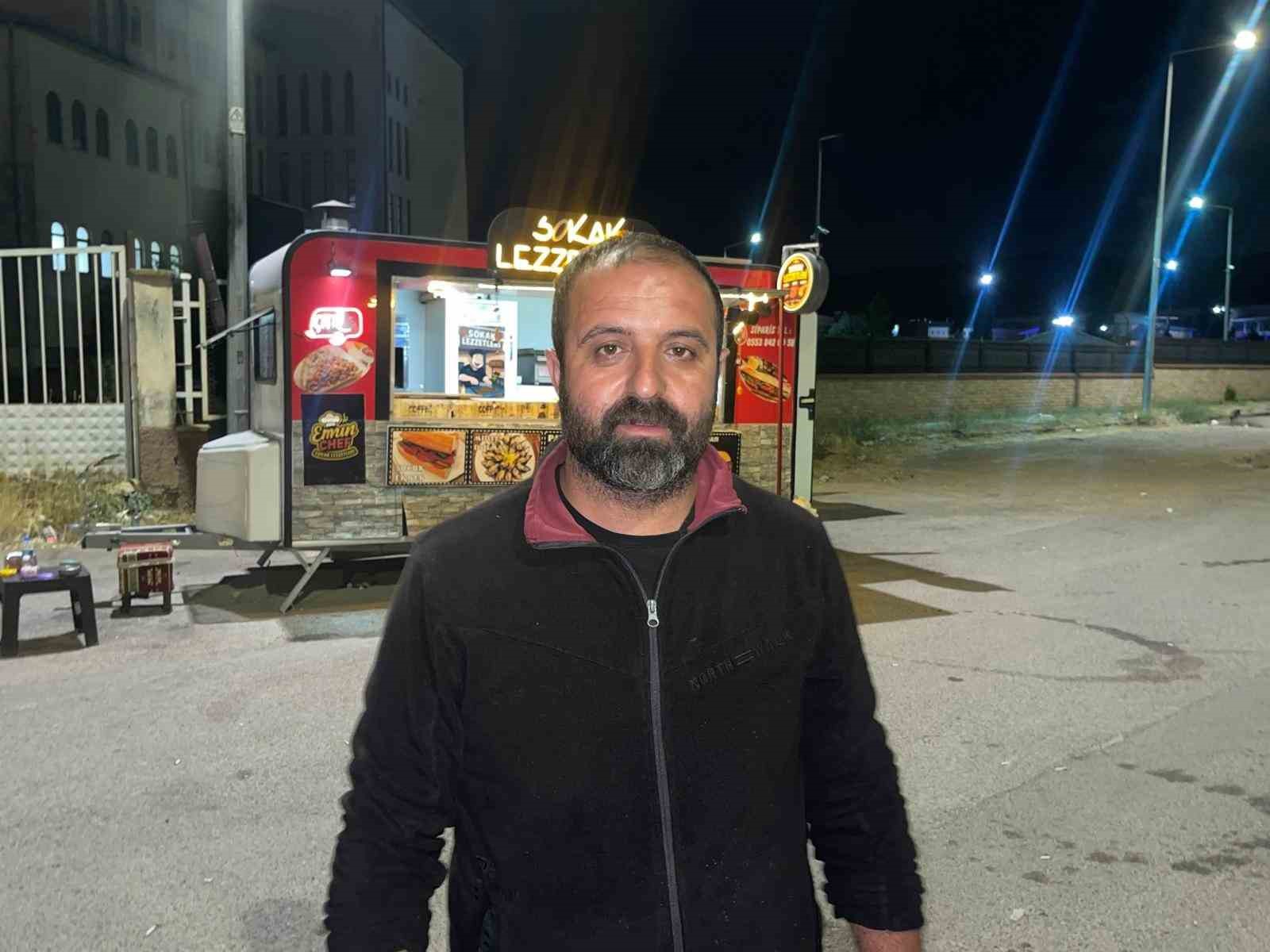 Sivas&rsquo;ta kokore&ccedil;cinin m&uuml;davimi tilki, bazen orada yiyor bazen de &rsquo;paket yaptırıyor&rsquo;