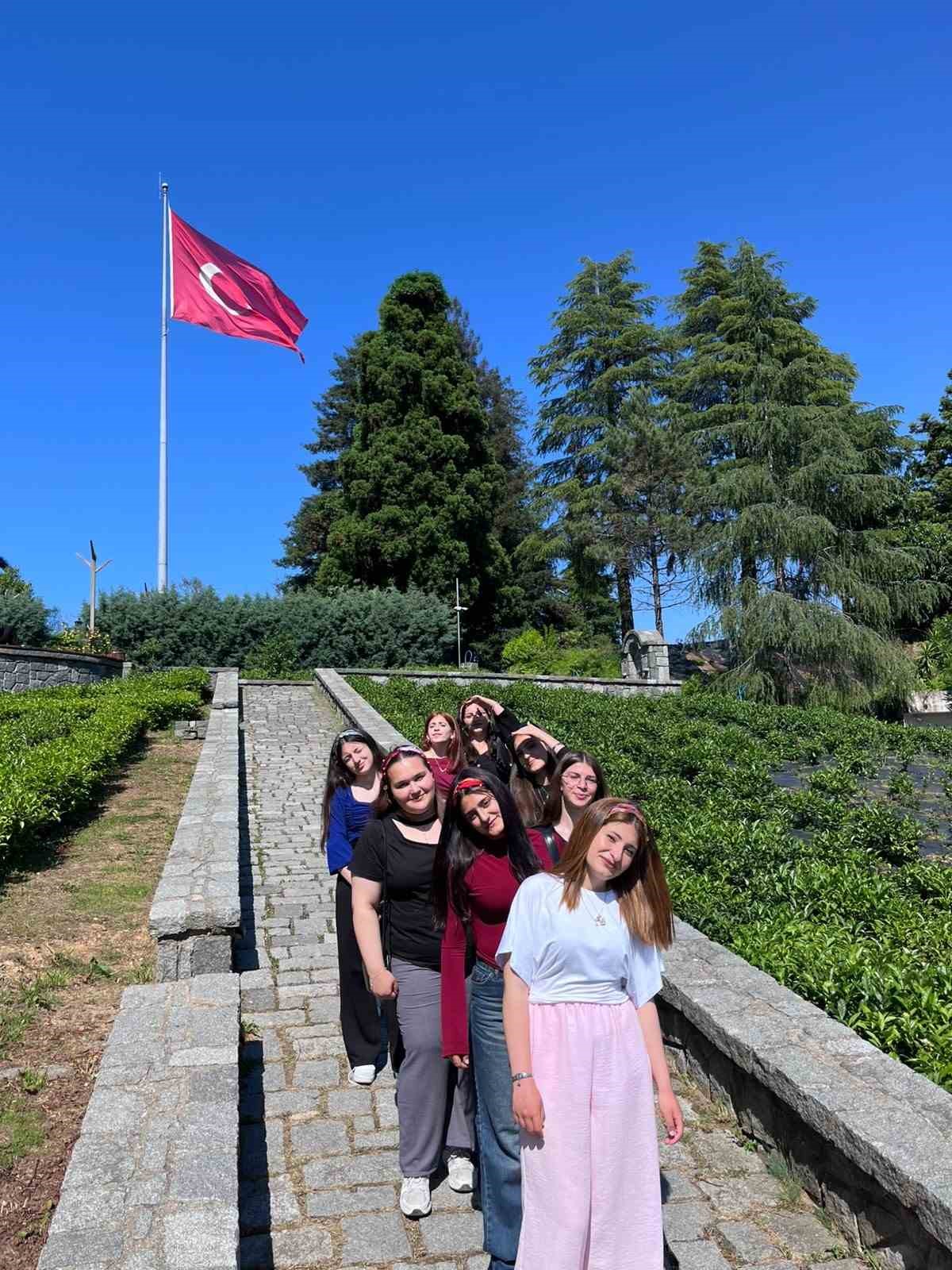 Posof Kaymakamlığı’ndan öğrencilere büyük moral: Rize gezisi düzenlendi