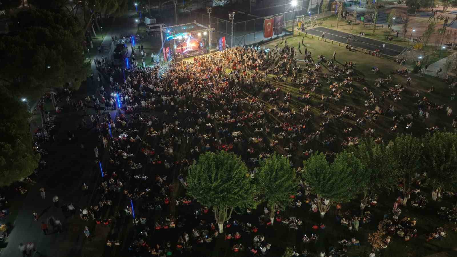 Ünlü sanatçı Çelik Aydın’da sevenleri ile buluştu