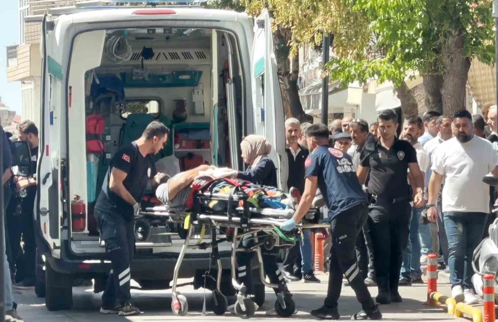 Hırdavatçıdan aldığı bıçakla kendini yaraladı