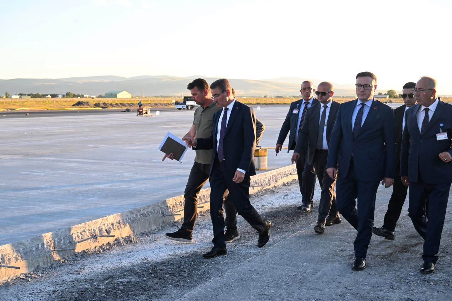 Erzurum Havalimanı&rsquo;ndaki &ccedil;alışmalara yerinde inceleme