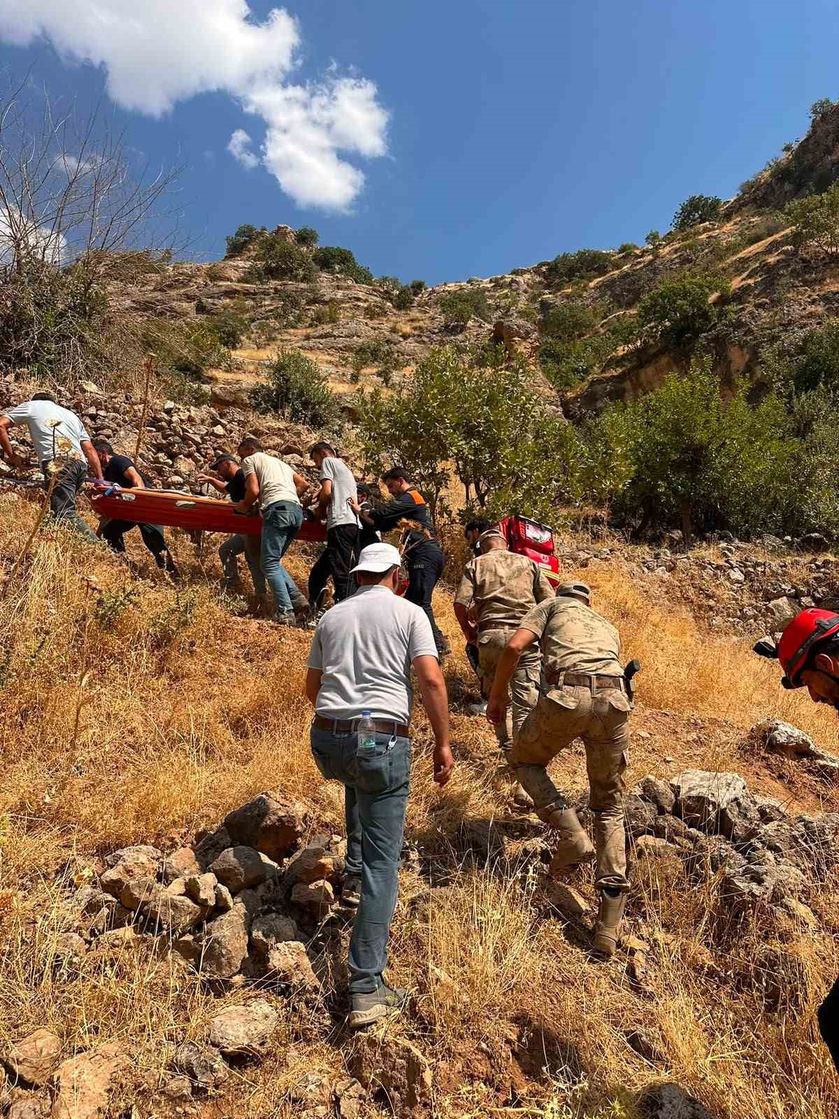 Şırnak&rsquo;ta yaralı vatandaş sedye ile 1 saat taşınarak ambulansa ulaştırıldı