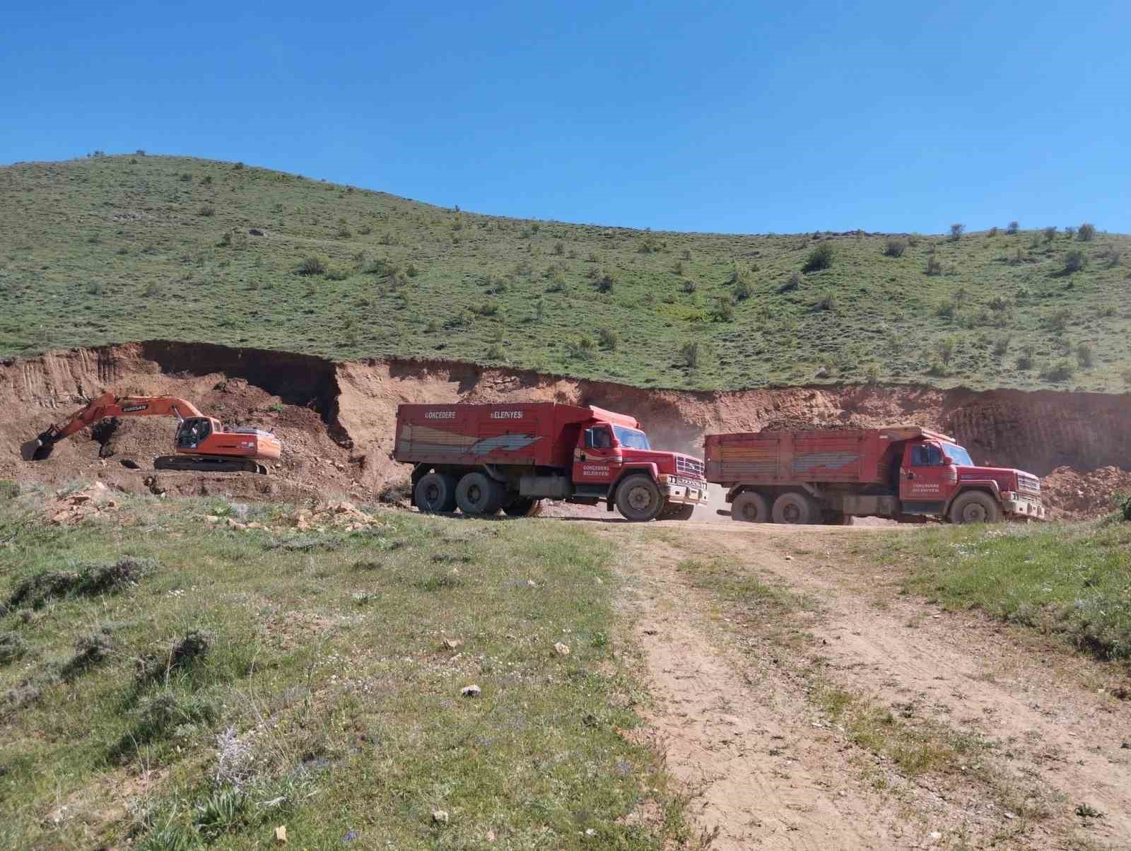 Gökçedere’de bozulan dağ ve arazi yollarında çalışma başlatıldı