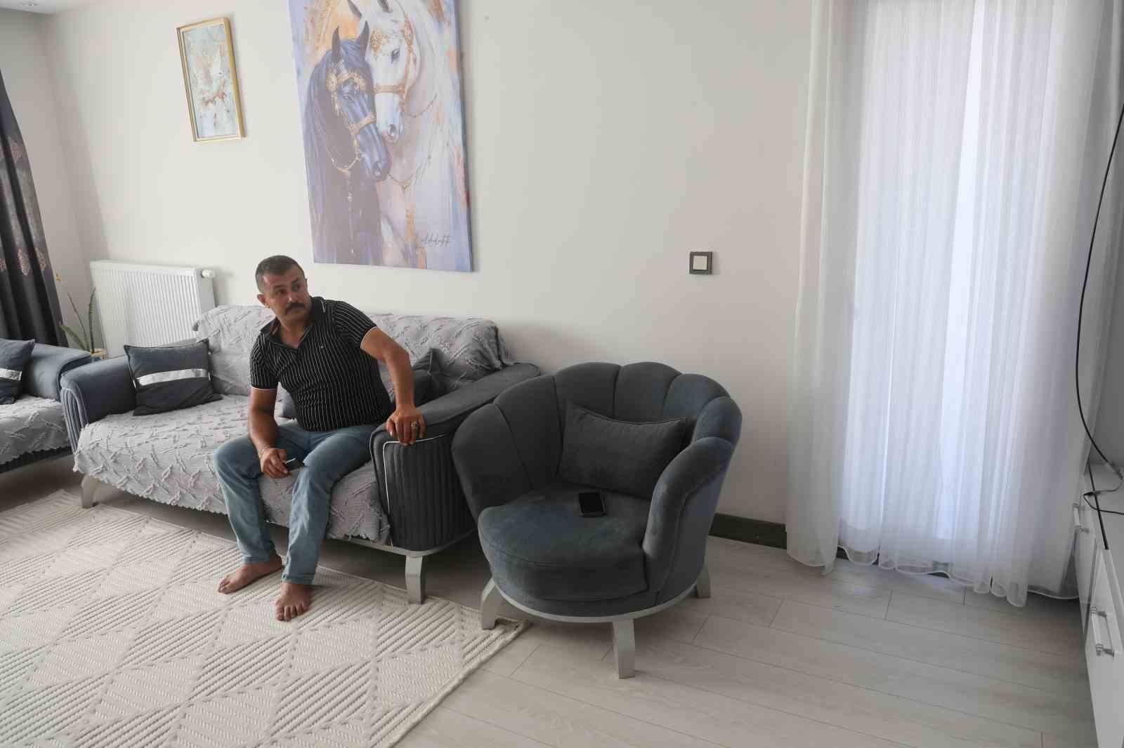 Depremde yaşadığı isim karışıklığıyla sistemde ölü olarak gözüken adam: "Trafik cezasına gelince yaşıyorum ama bazı şeylere gelince ölüyorum"