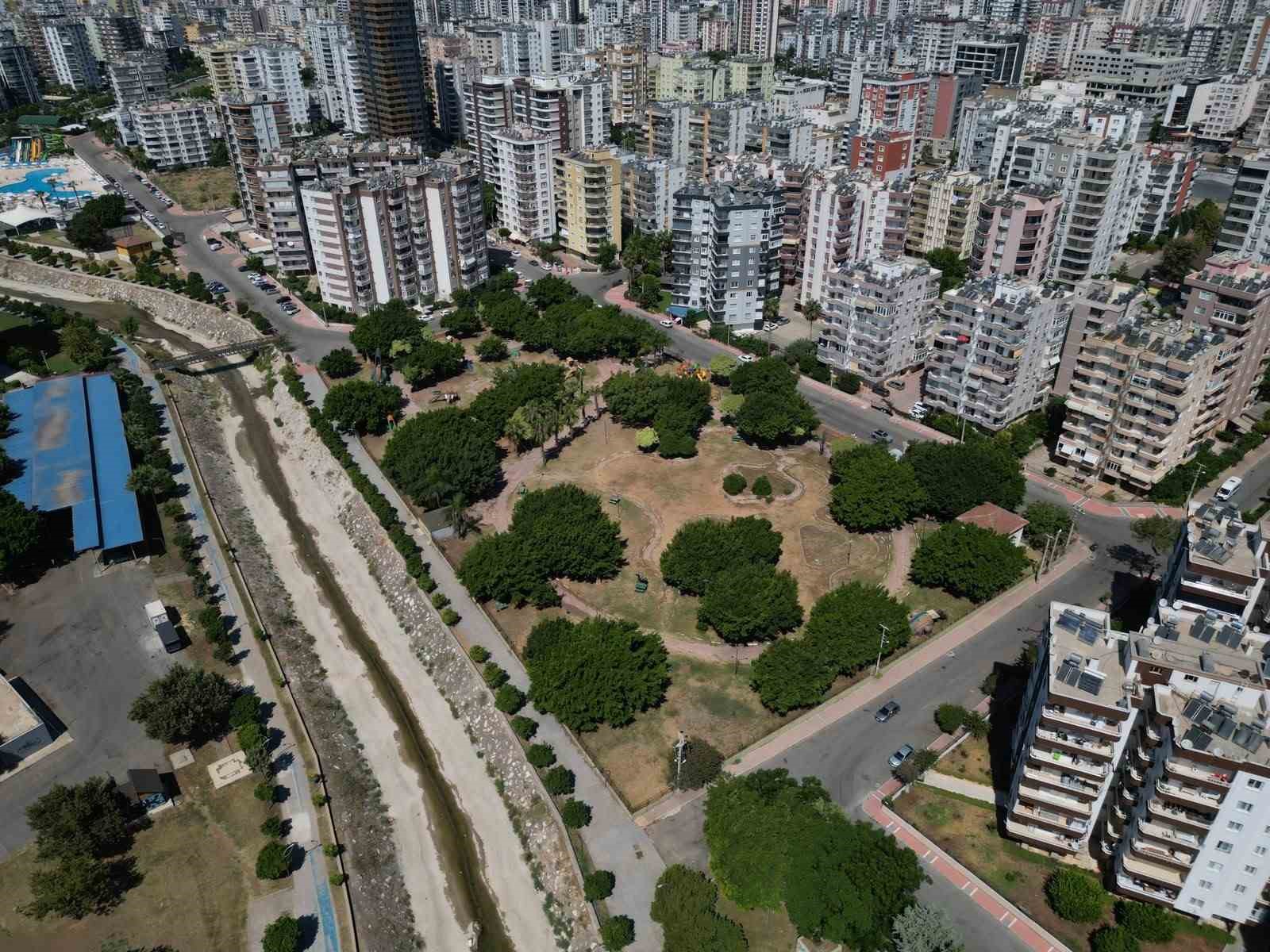 Mersin&rsquo;de iki park baştan sona yenileniyor