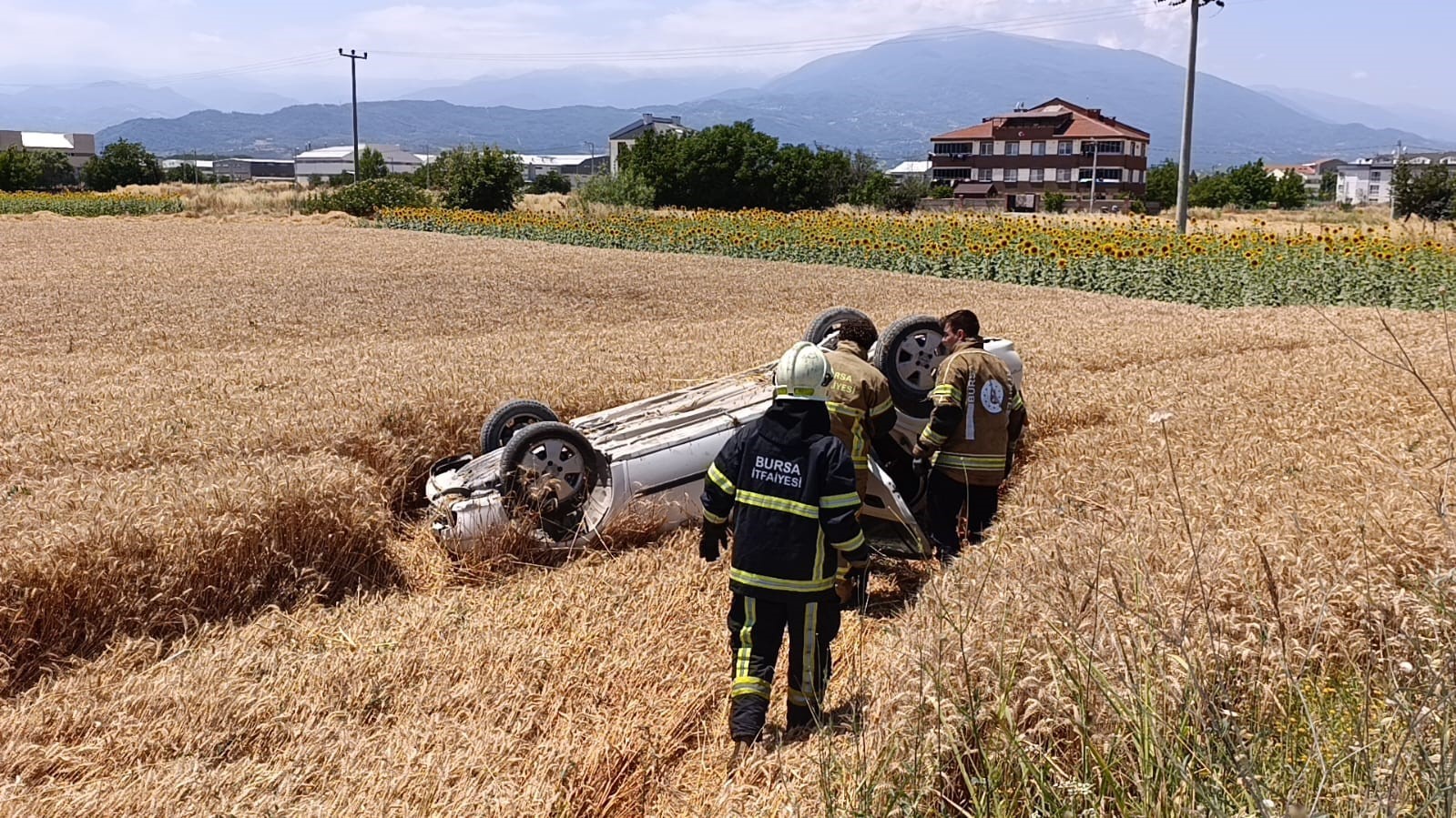 Taklalar atan otomobil buğday tarlasına u&ccedil;tu: 1 yaralı