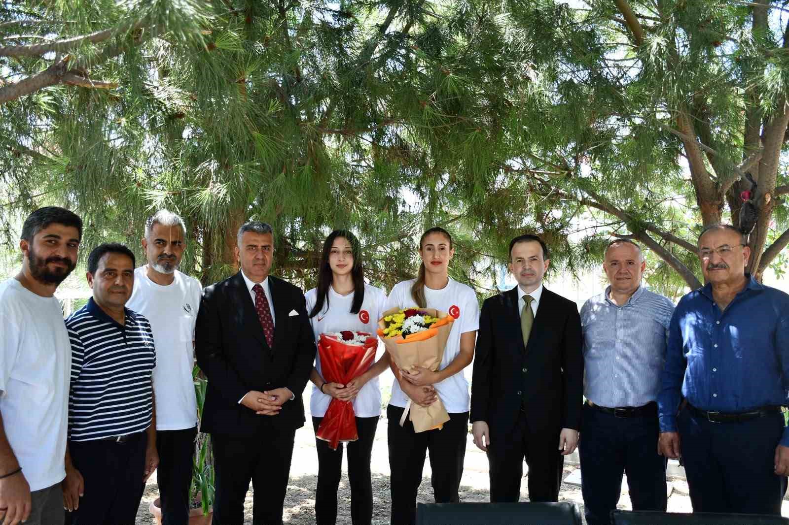 Gen&ccedil; sporcular Payas&rsquo;ın gururu oldular