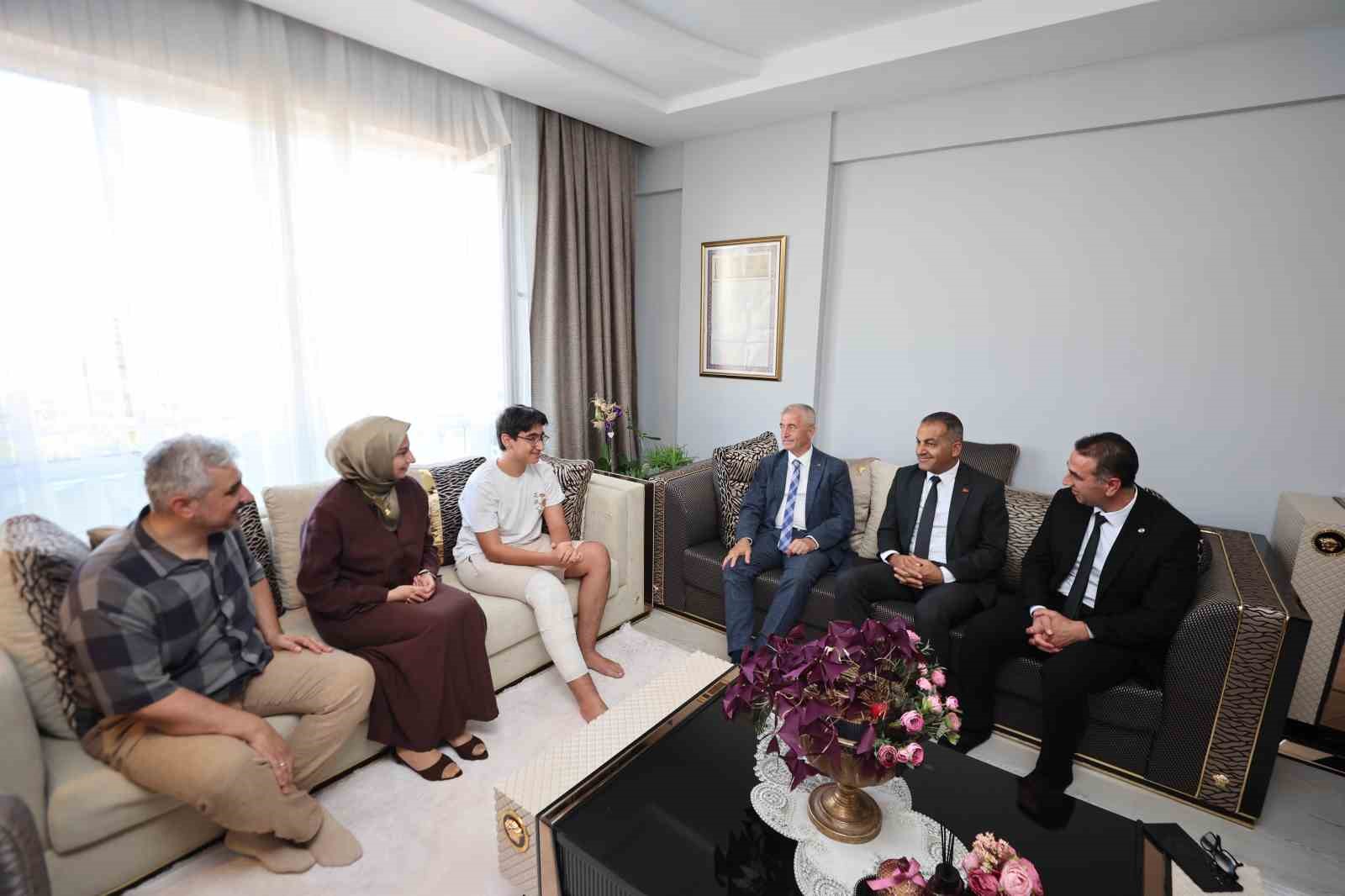 Şahinbey Belediyesi başarılı öğrencileri ödüllendiriyor