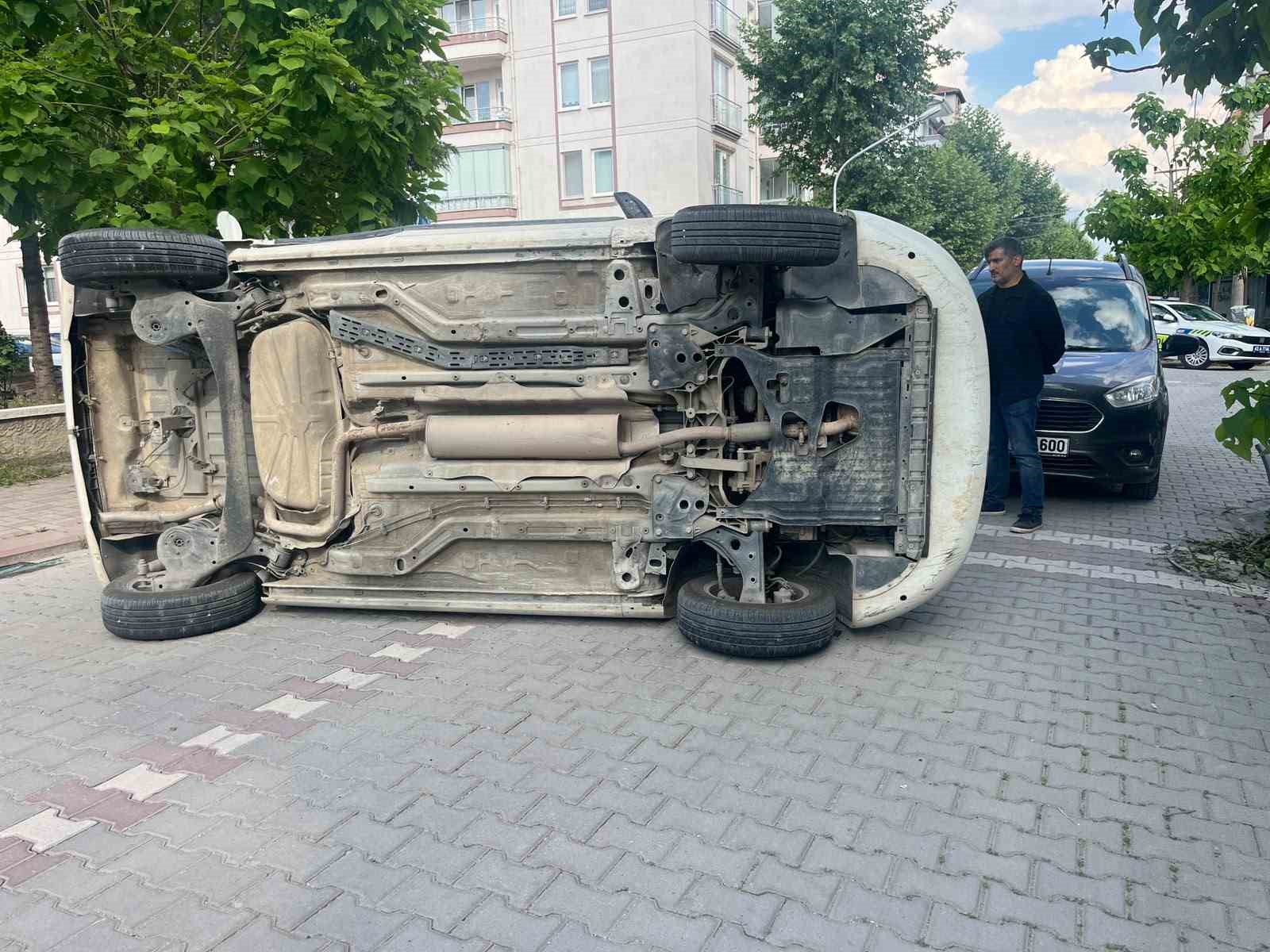 Tavşanlı’da otomobil yan yattı: 2 yaralı