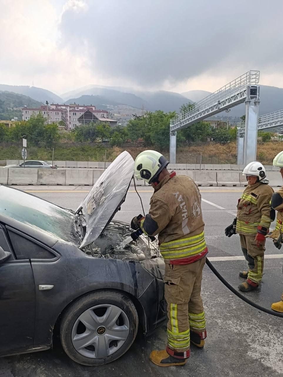 İskenderun’da araç yangını paniğe neden oldu