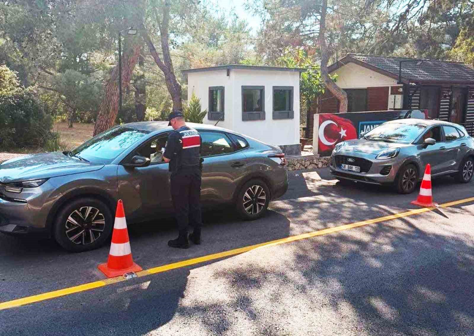Muğla&rsquo;da Jandarma trafik denetimlerinde 155 ara&ccedil; trafikten men edildi