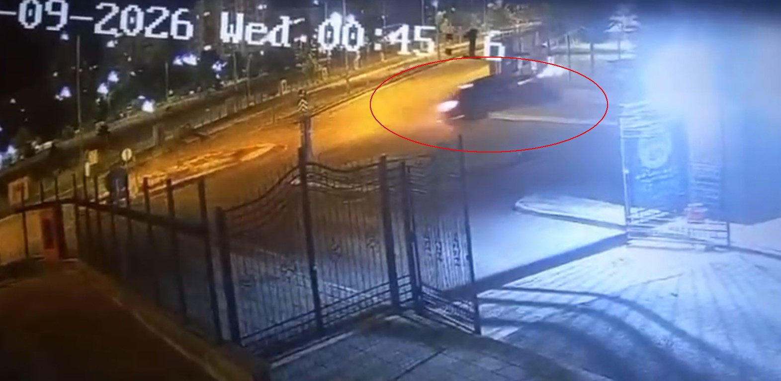 Kaldırımdan seken otomobil 1 metrelik duvarı aştı: O anlar kamerada