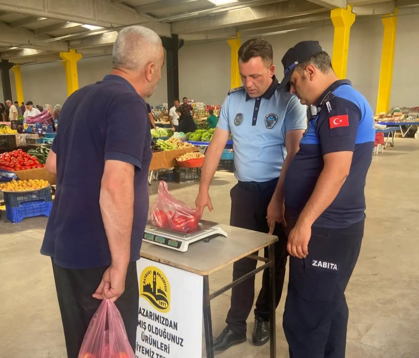 Kapalı halk pazarı otoparkı hizmete a&ccedil;ıldı