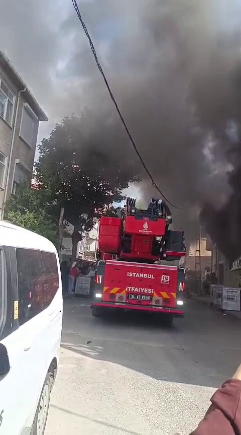 Kartal’da binada yangın paniği: 2 kişi dumandan etkilendi