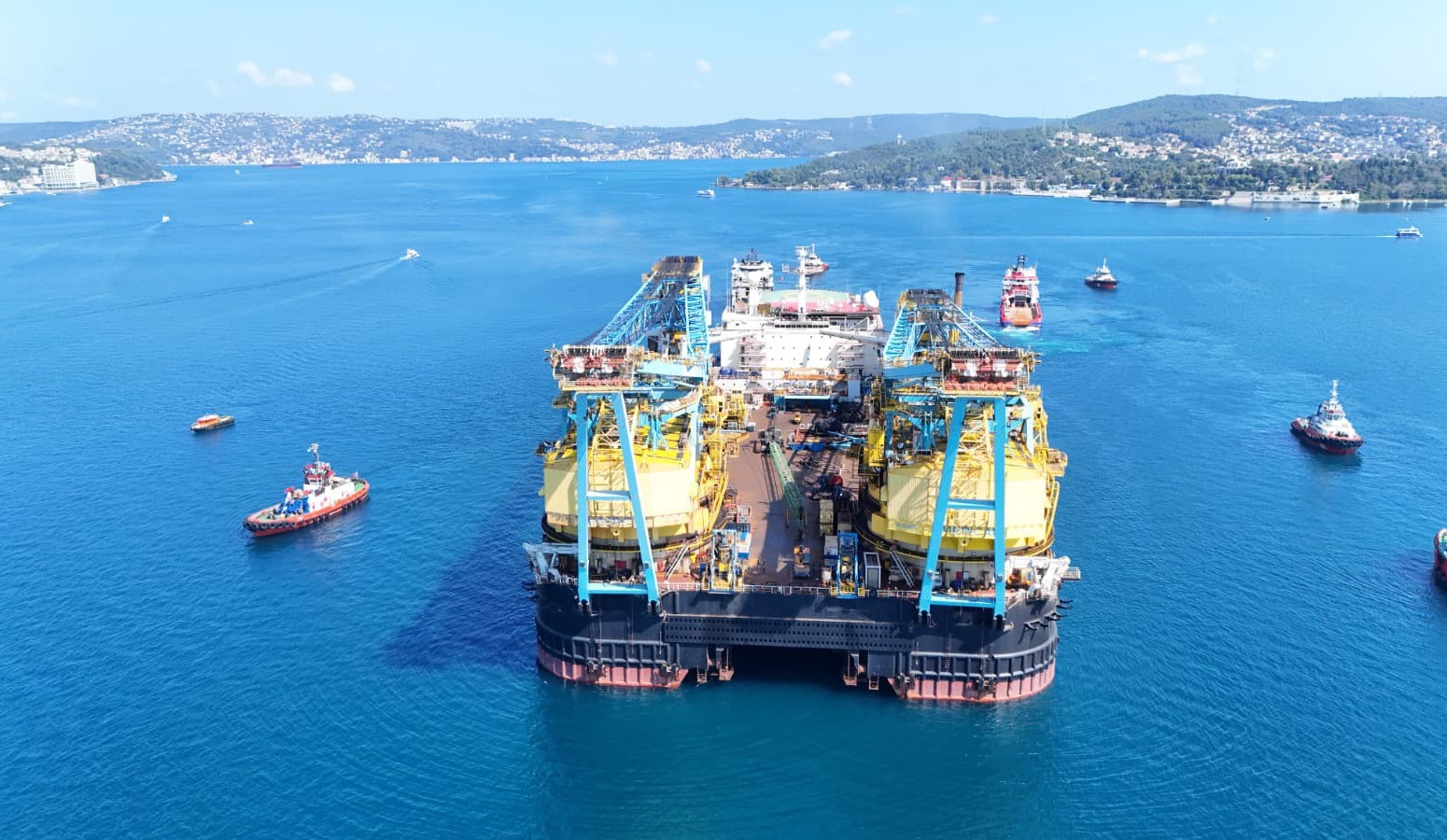Dünyanın en büyük 3’üncü vinç gemisi ’Saipem 7000’ İstanbul Boğazı’ndan geçti