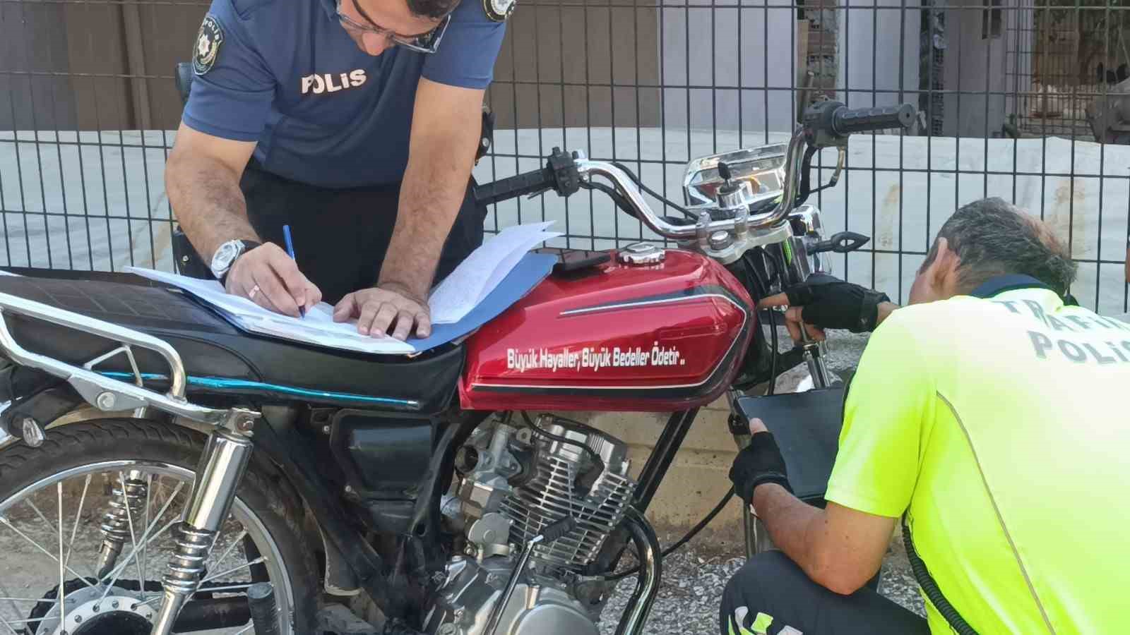 Polisi karşısında g&ouml;r&uuml;nce motosikleti bırakıp ka&ccedil;tı