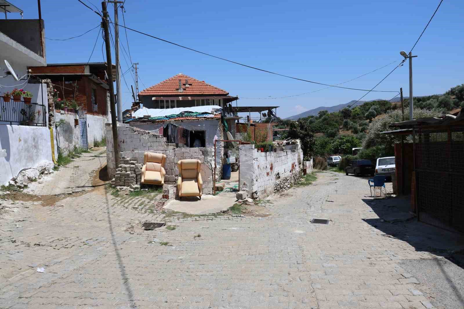 Felçli eşinin rahat etmesi için başında sinek nöbeti tutuyor