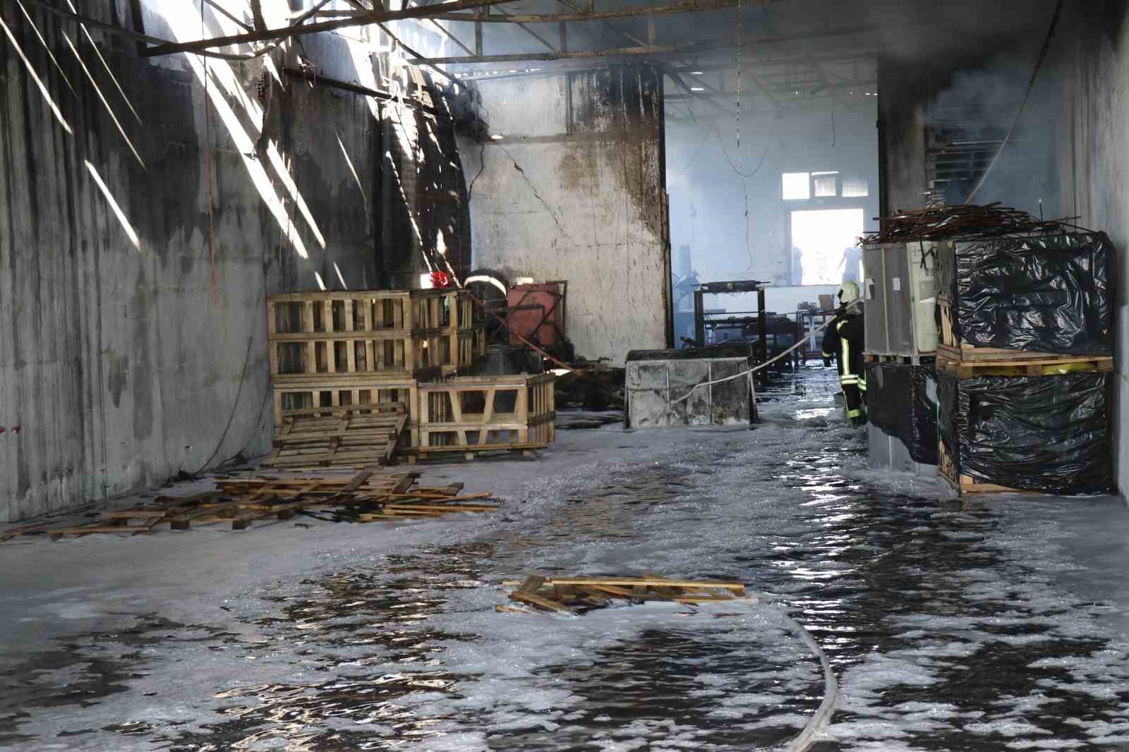 Kauçuk fabrikasındaki yangın 3 saatlik çalışmayla kontrol altına alındı