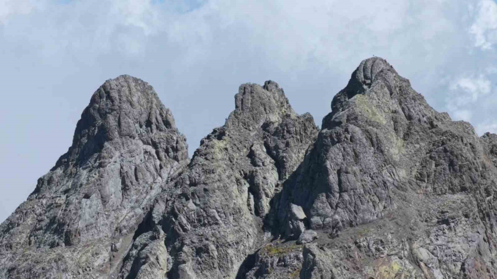 3 bin 428 rakımdaki Karçal Dağı’nın zirvesi havadan görüntülendi
