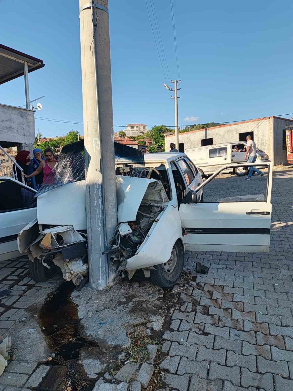 Balıkesir’de elektrik direğine çarpan araçta iki kişi yaralandı