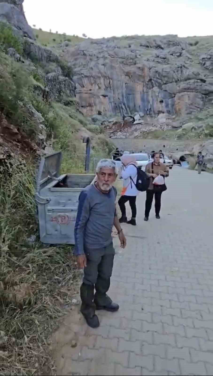 Duyarlı vatandaş piknik alanındaki &ccedil;&ouml;pleri elleriyle topladı