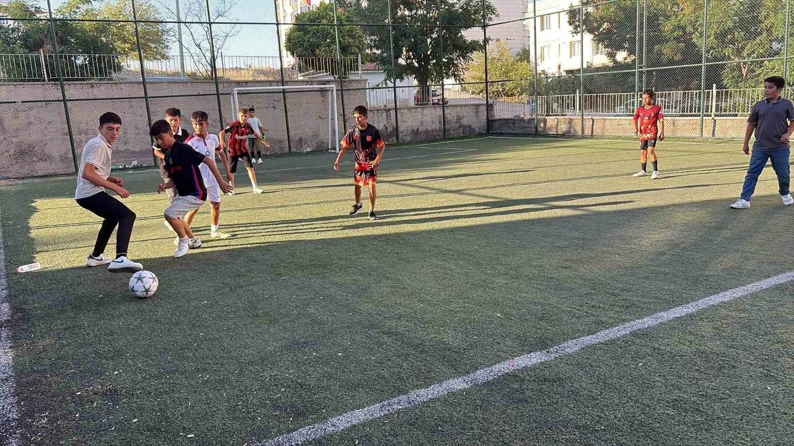 Besni&rsquo;de Yaz Kur&rsquo;an Kursları arası futbol turnuvası başladı