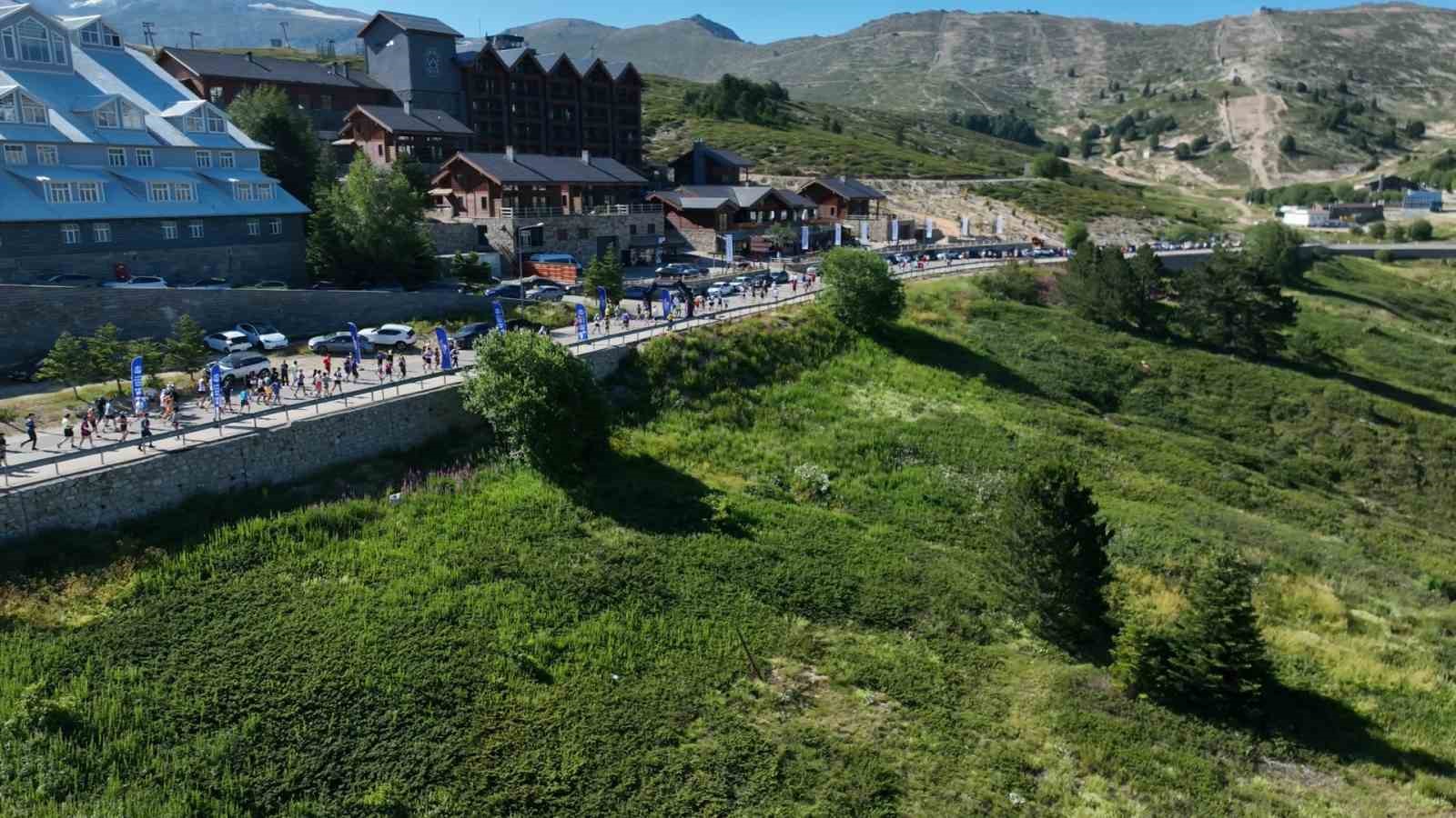 Sıcaktan bunalanlar Uludağ&rsquo;a &ccedil;adır kurdu