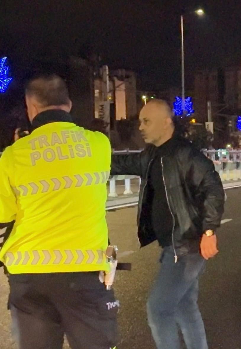 Alkollü sürücü ‘burada çevirme olmaz’ dedi, yoldan geçen araçları durdurmaya çalıştı