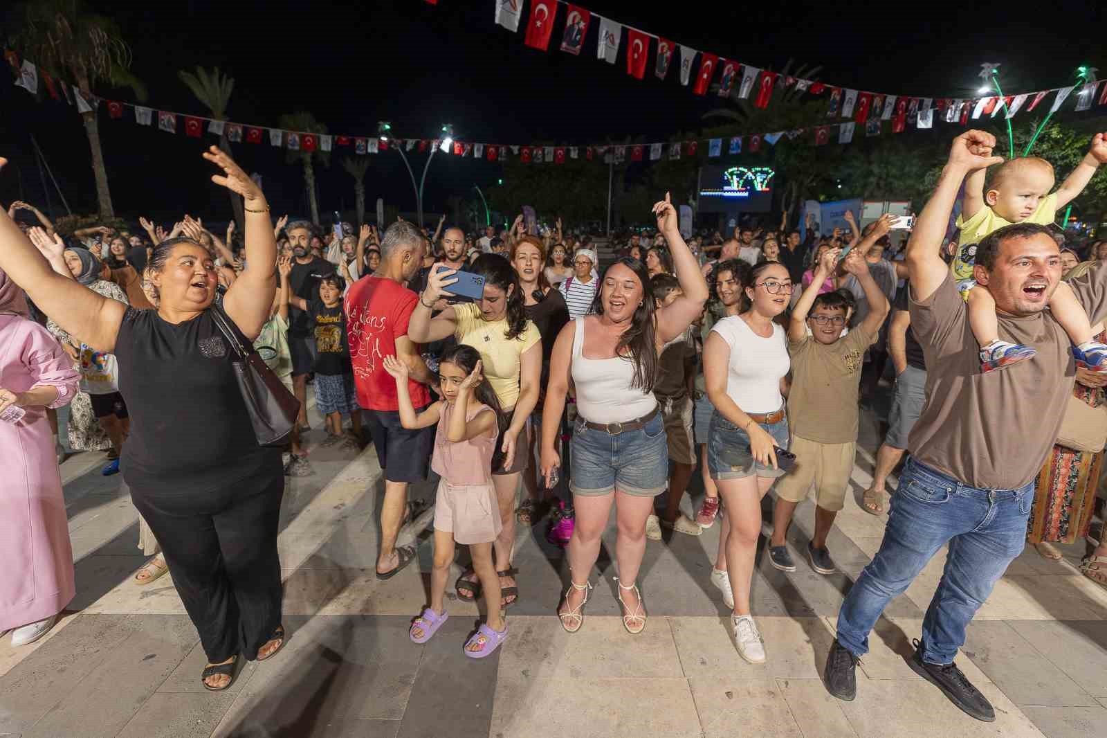 Mersin’de yaz akşamları konserlerle şenleniyor