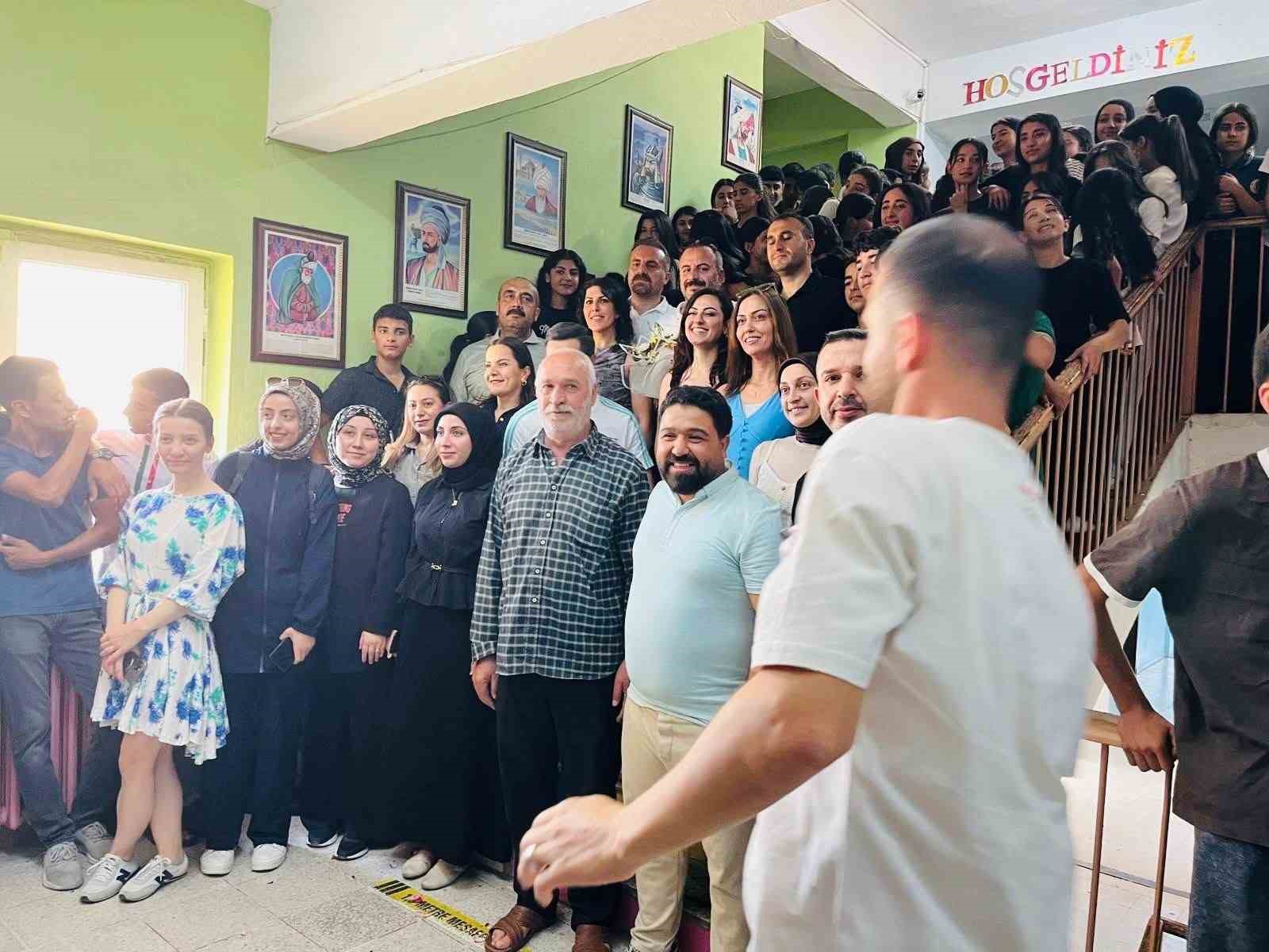 20 yıldır görev yaptığı okuldan alkışlar eşliğinde hüzünle ayrıldı