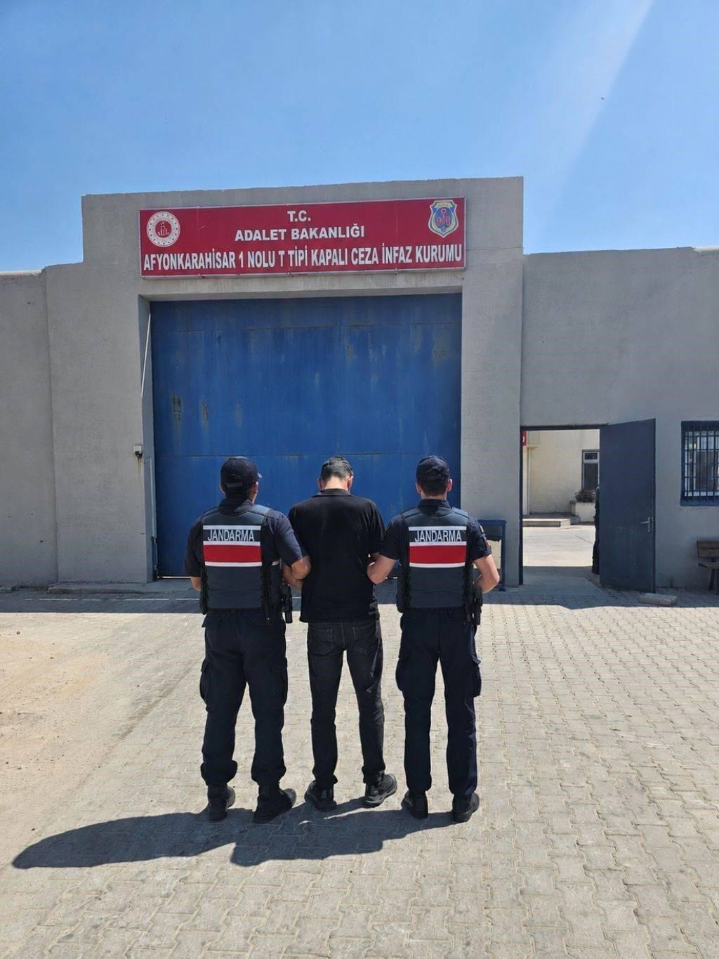 Jandarma çeşitli suçlardan aranan 24 kişiyi yakaladı