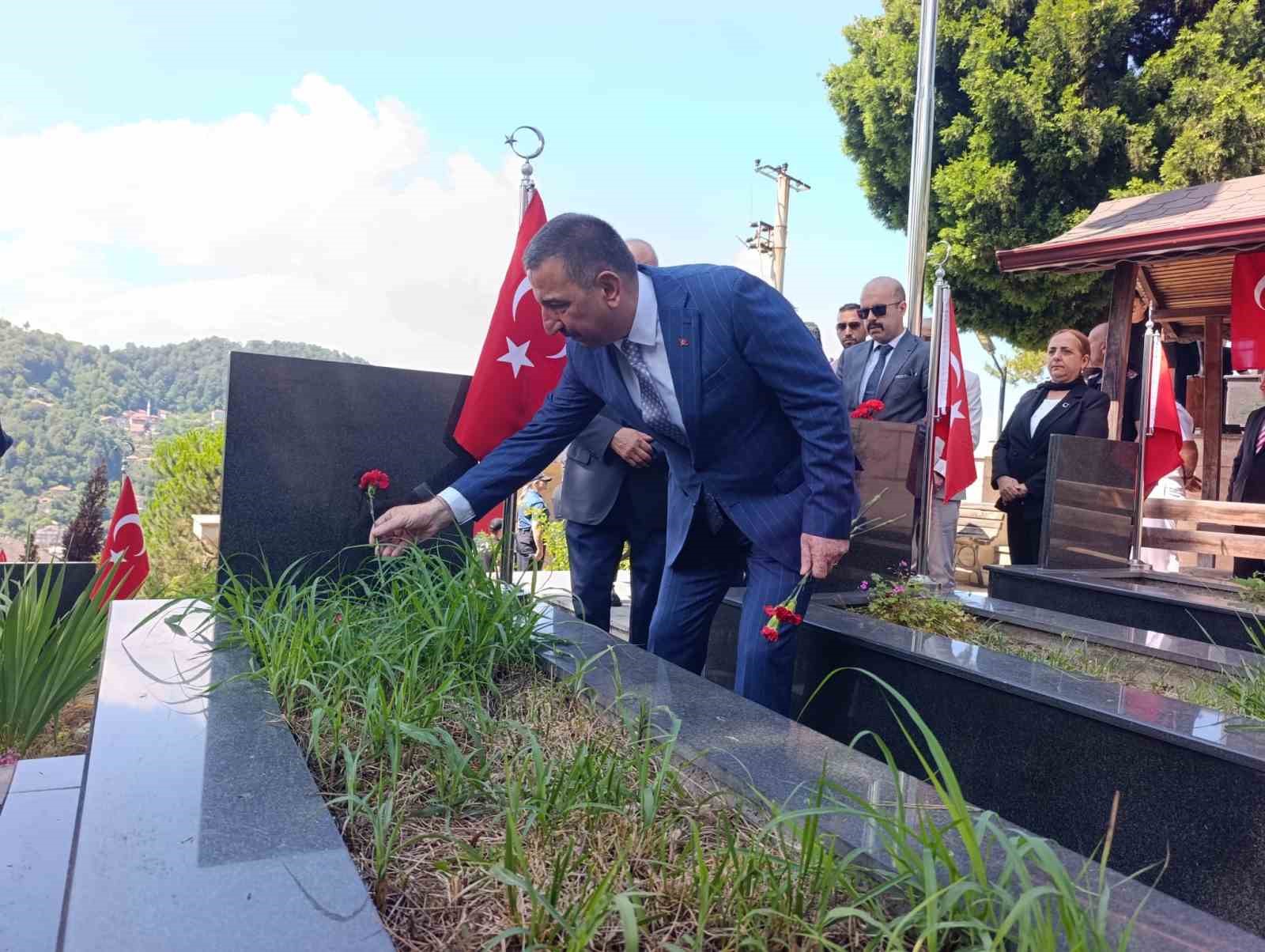 Zonguldak&rsquo;ta 15 Temmuz Demokrasi ve Milli Birlik G&uuml;n&uuml;&rsquo;nde şehitlik ziyareti
