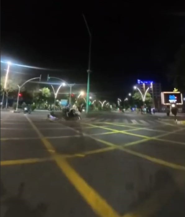 Batman’da 2 kişinin yaralandığı kaza anı güvenlik kameralarına yansıdı