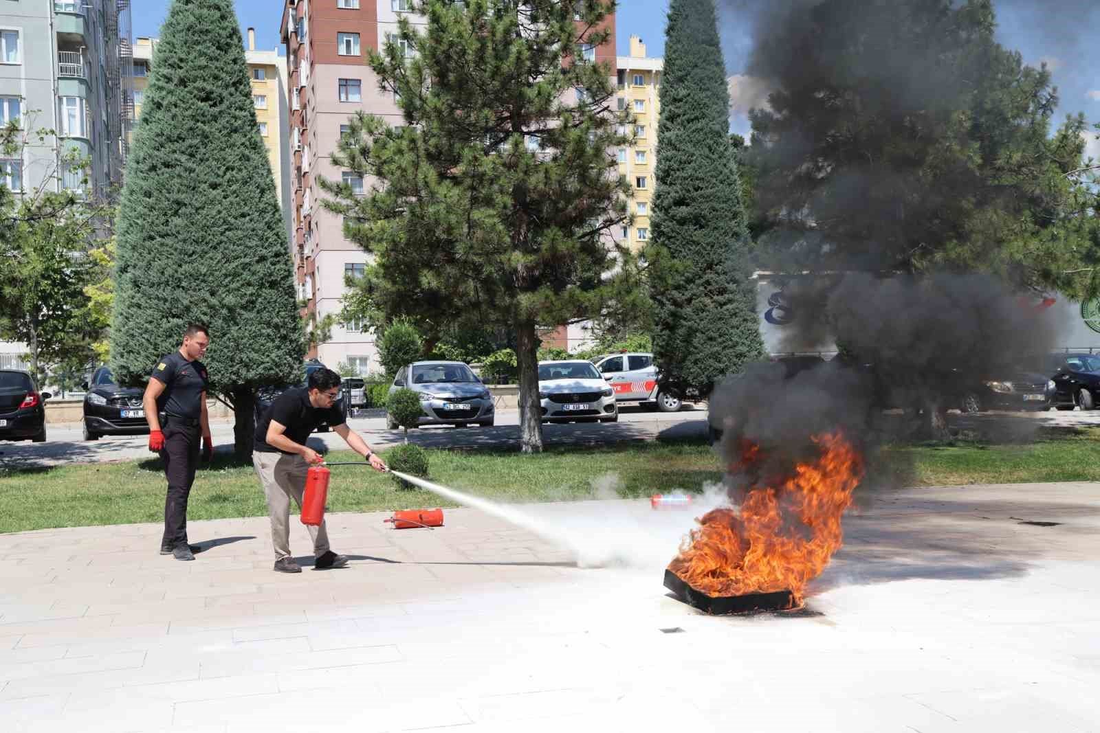Selçuklu Belediyesi personeline uygulamalı yangın eğitimi verildi