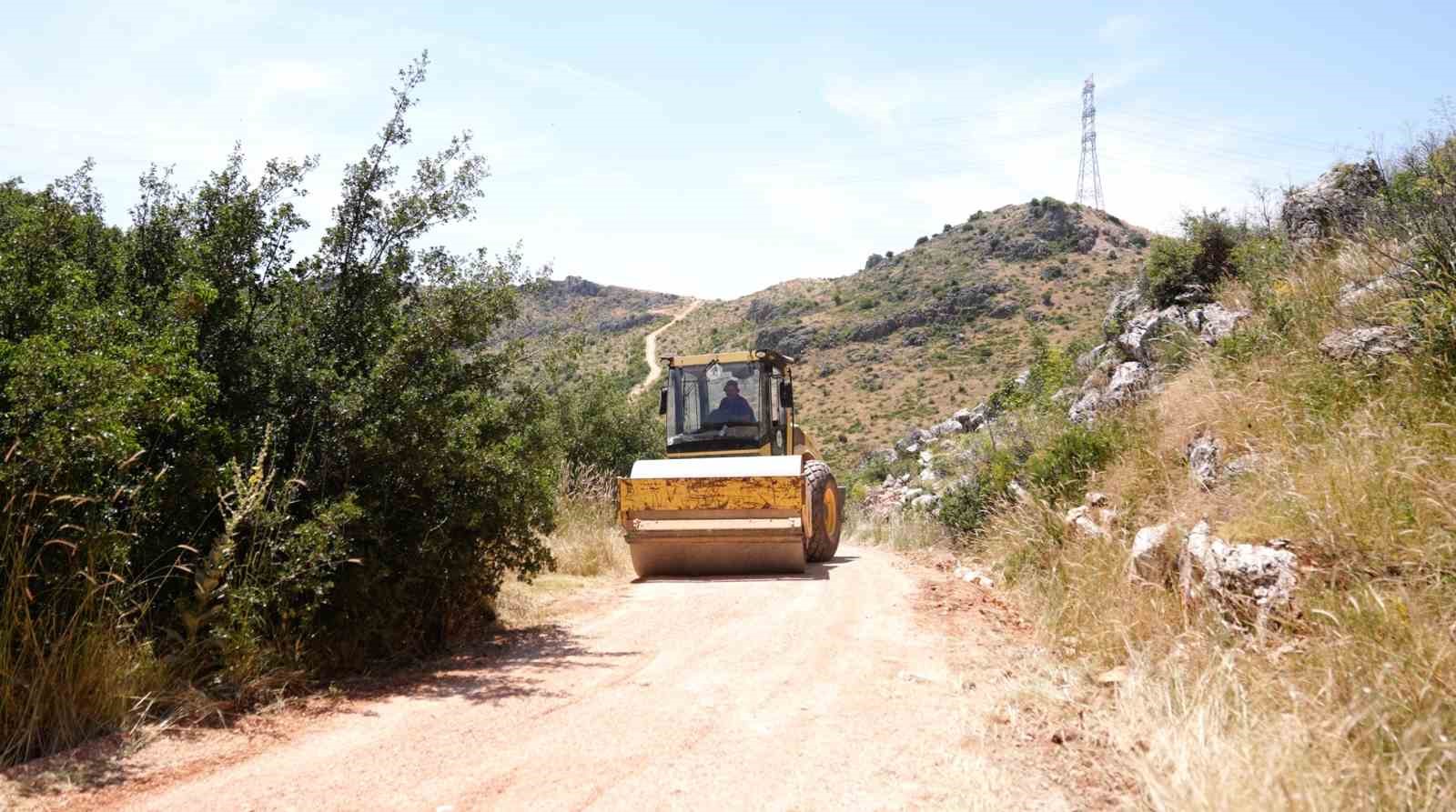Şehitkamil’de arazi yolları açma çalışmaları sürüyor
