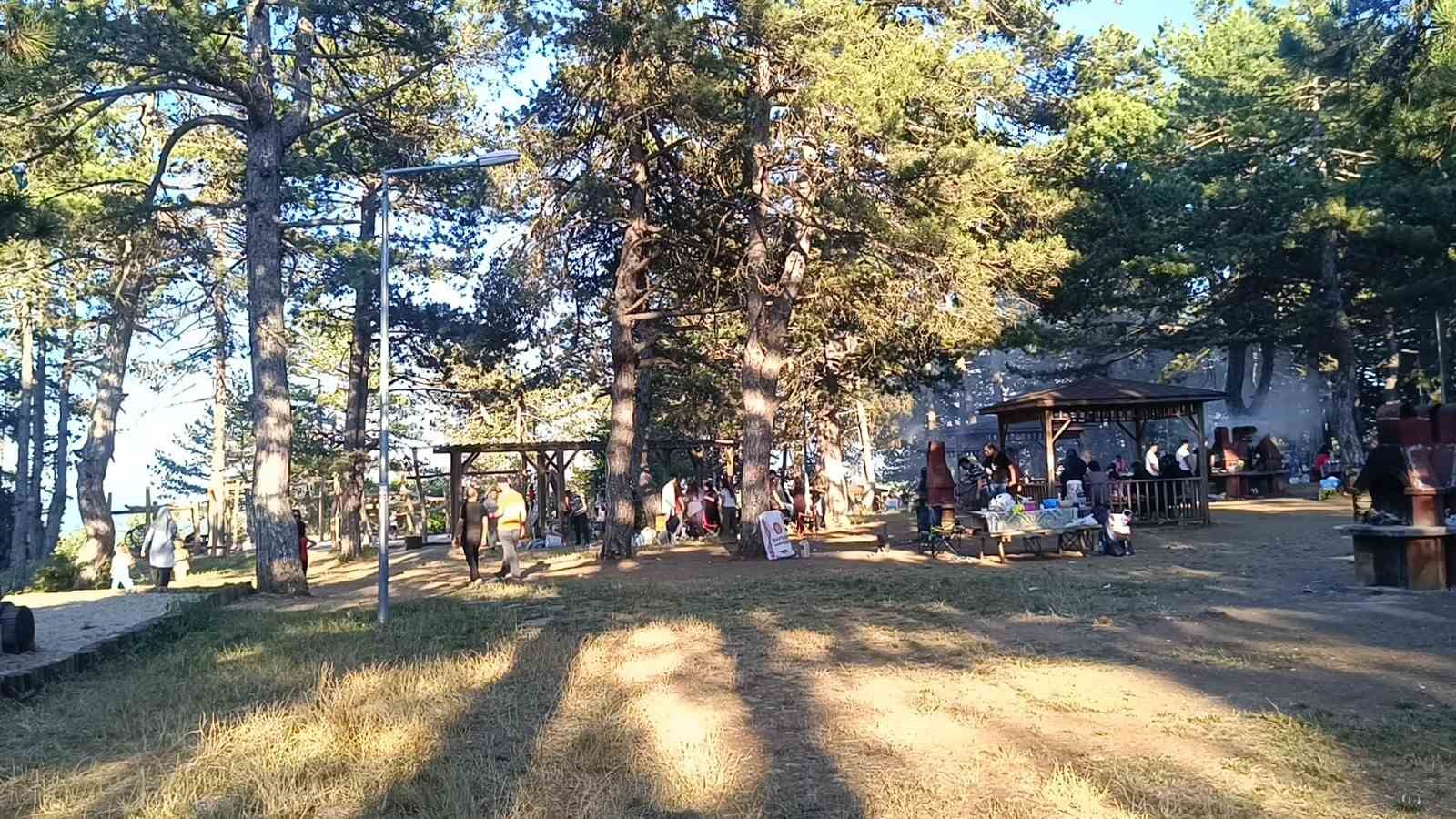 Hafta sonu binlerce kişinin rotası K&uuml;&ccedil;&uuml;kelmalı Tabiat Parkı oldu