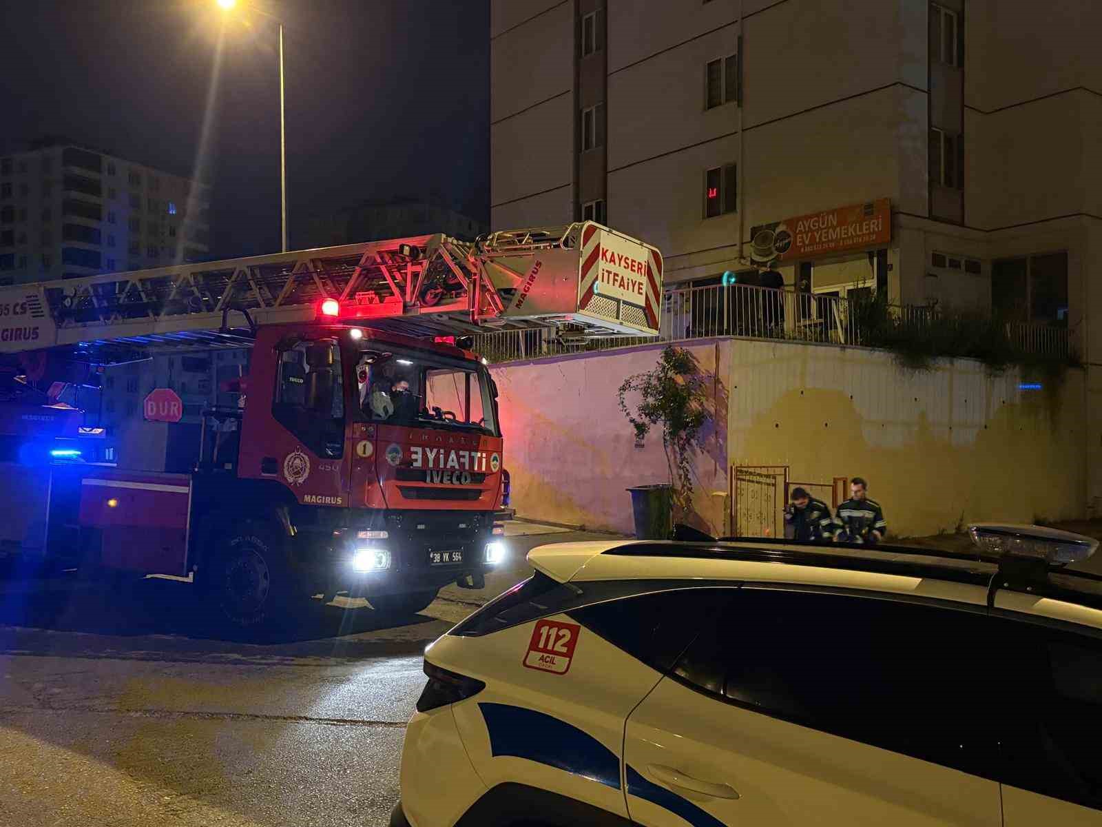 Kayseri’de 10 katlı binada yangın paniği